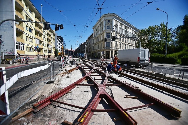 Na wysokości ulicy Teatralnej torowcy rozpoczęli już układanie nowych rozjazdów tramwajowych.