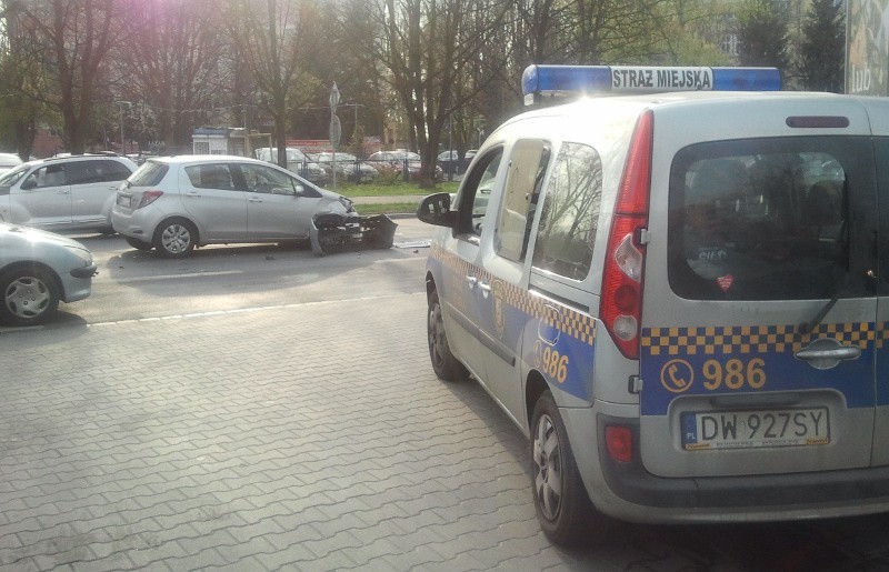 Wrocław: Samochód straży miejskiej zderzył się z toyotą (ZDJĘCIA)