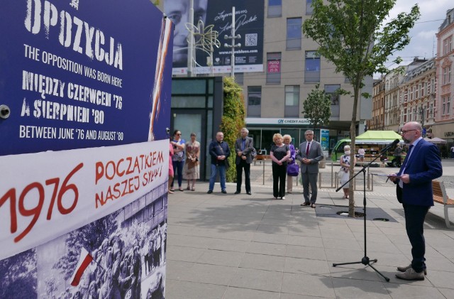 Wystawa IPN „TU rodziła się opozycja” na Rynku w Katowicach. Krótkie preludium poprzedzające festiwal wolnościZobacz kolejne zdjęcia/plansze. Przesuwaj zdjęcia w prawo - naciśnij strzałkę lub przycisk NASTĘPNE