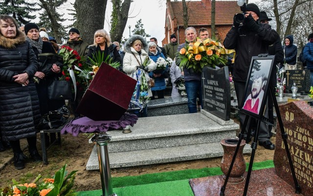 Dariusz Drążewski był hokeistą, grał w bydgoskich klubach - Polonii i Budowlanym, na pozycji obrońcy. Był bardzo popularnym zawodnikiem, miał przydomek „Bigos”.Drążewski zmarł 29 marca. Miał 63 lata.We wtorek żegnała go rodzina, przyjaciele, koledzy, sportowcy i kibice. Towarzyszyli mu w ostatniej drodze na cmentarzu przy ul. Lotników na bydgoskim Błoniu. 