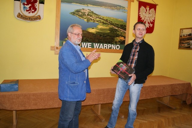 Na zdjęciu burmistrz Władysław Kiraga i Przemysław Budziak z nagrodą i zwycięskie zdjęcie.