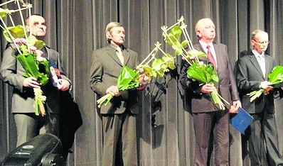 Odznaczeni medalami "Za zasługi dla Jędrzejowa". Od lewej: ksiądz Miłosz Hołda, Zygmunt Stępień, Leszek Szostak oraz Krystyn Toczyłowski.