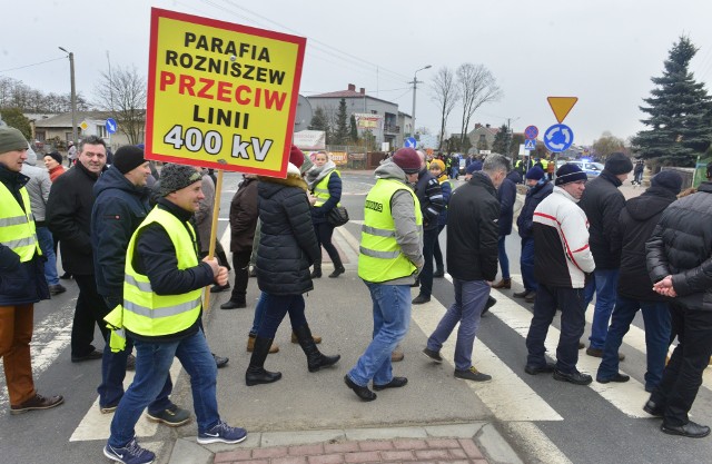 Protest przeciwko linii 400 kV w gminie Magnuszew. Mieszkańcy blokowali rondo na drodze numer 79.