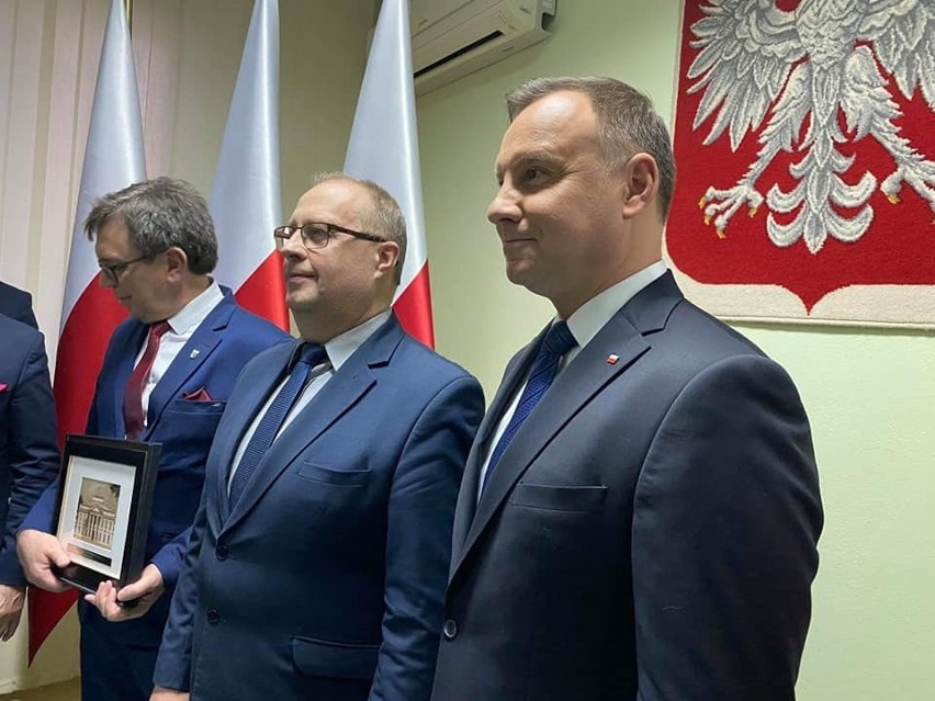 Prezydent Andrzej Duda we Włoszczowie. Spotkanie z samorządowcami w starostwie i wzajemne prezenty (NOWE ZDJĘCIA)