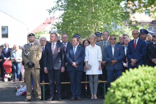 3 maja o godz. 9.00 rozpoczęły się obchody Święta Narodowego 3 Maja w Lublińcu. Przedstawiciele parlamentu, władz miasta, powiatu, wojska, policji, straży pożarnej, a także m.in. harcerze i mieszkańcy, wzięli udział w uroczystości, która odbyła się na terenie Cmentarza Wojskowego w Lublińcu. Odprawiono Mszę Święta Polową w intencji Ojczyzny i Miasta. Mamy dla was galerię zdjęć z tego wzniosłego wydarzenia