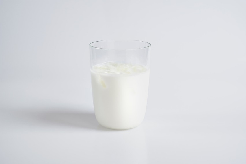 Produkty z mleka krowiego zawierają m.in. kazeinę, białko...