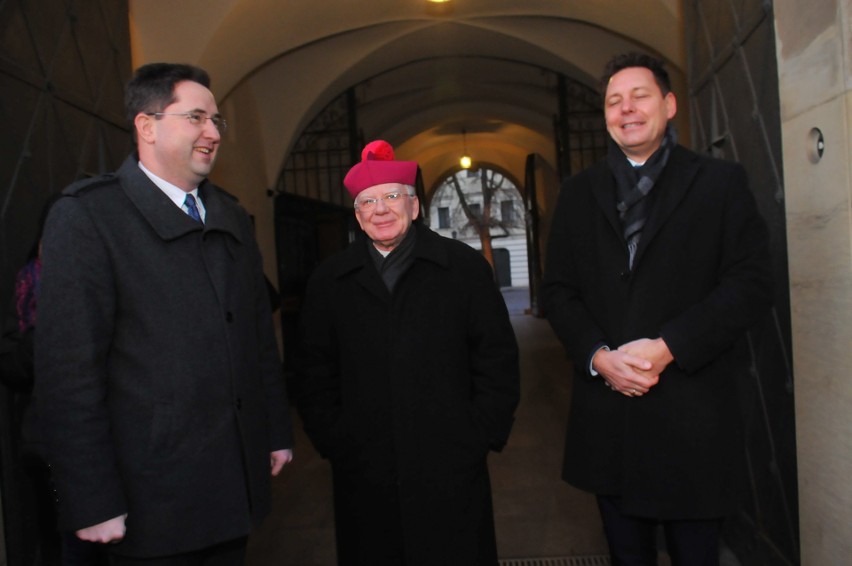 Kraków. Wspólne kolędowanie z abp Markiem Jędraszewskim w świątecznym tramwaju [ZDJĘCIA]