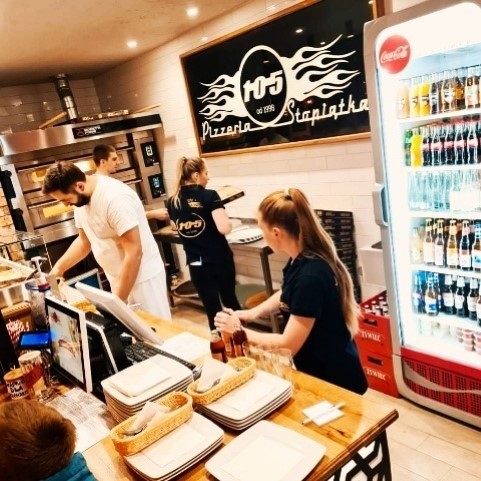 Pizzeria 105 działa w Radomiu od 2014 roku. Ma wystrój w klimacie PRL-u, a z okazji Międzynarodowego Dnia Pizzy przygotowała specjalną ofertę.