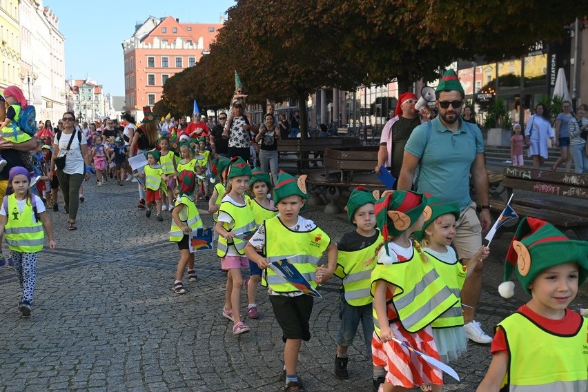 Wrocławskie krasnoludki wyruszyły dziś (8 września) w miasto...