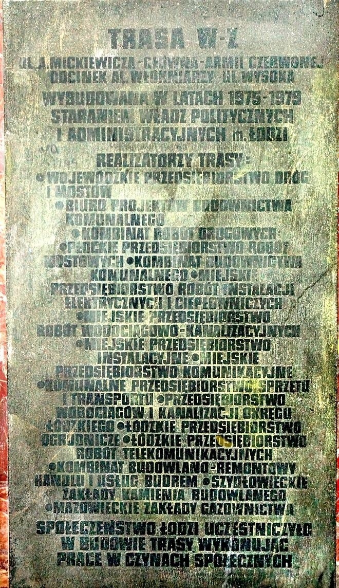 Tablica wisiała w przejściu podziemnym pod Piotrkowską