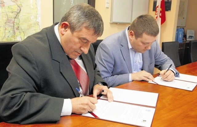 Wiktor Brzosko, burmistrz Łap (z lewej) podpisuje list intencyjny z Bartoszem Bezubikiem, prezesem firmy Biaform, odnośnie współpracy