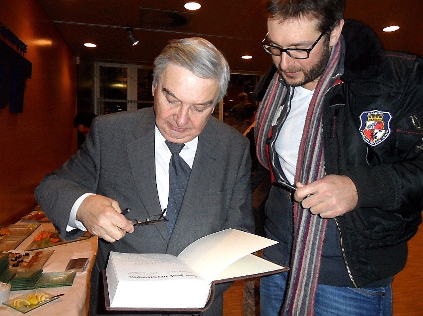 Tadeusz Sznuk też jest pilotem i podpisywał autografy