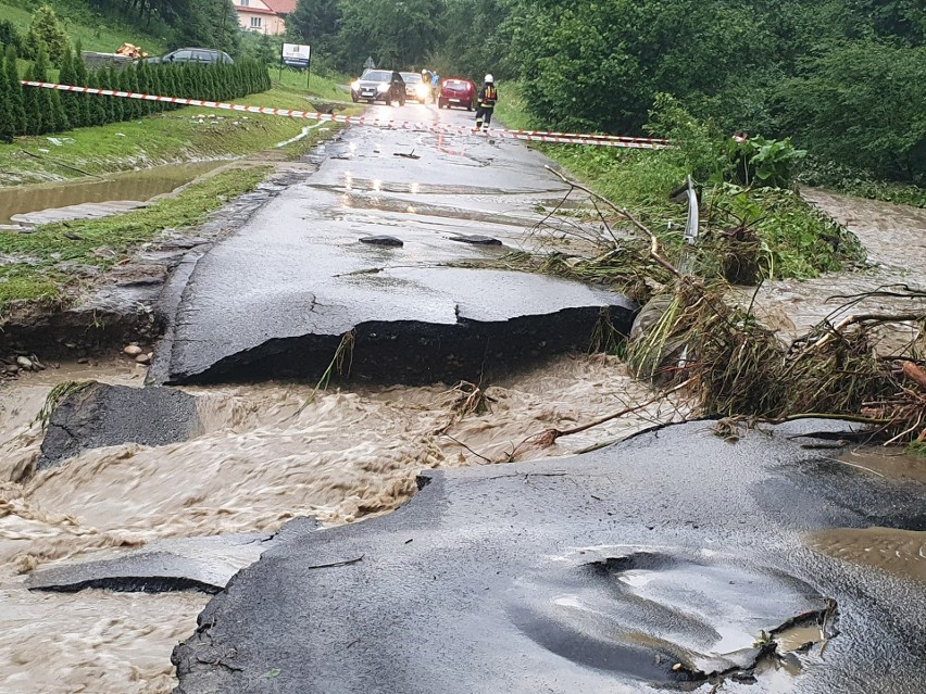 Sądecczyzna po nawałnicy. Zalane domy, zniszczone drogi. Mieszkańcy byli odcięci od świata. Strażacy interweniowali ponad 130 razy [ZDJĘCIA]