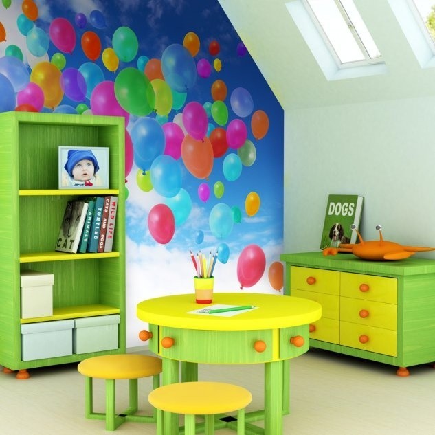 Skośną ścianę w pokoju dziecka ożywi kolorowa i radosna...