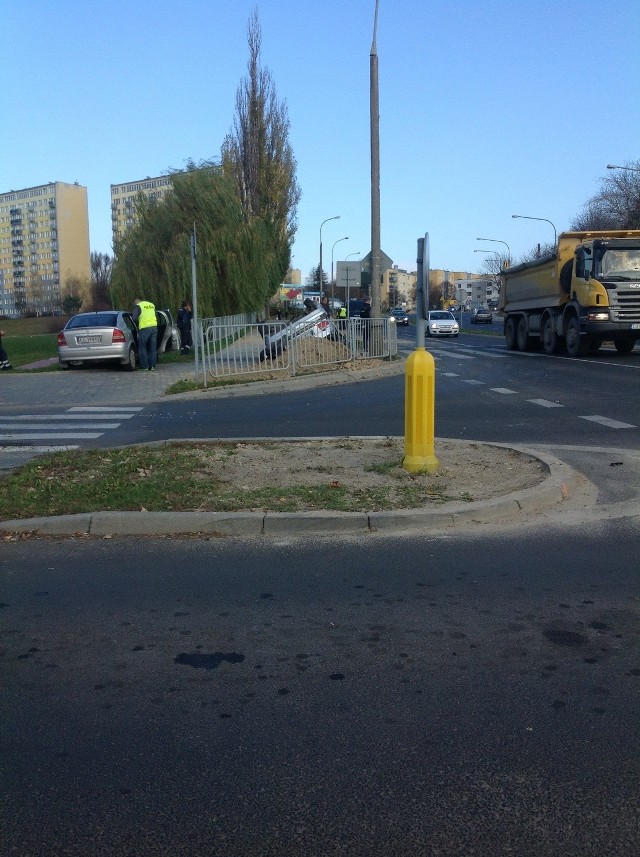 BMW dachowało koło Lidla na Nadbystrzyckiej. Dwie osoby w szpitalu