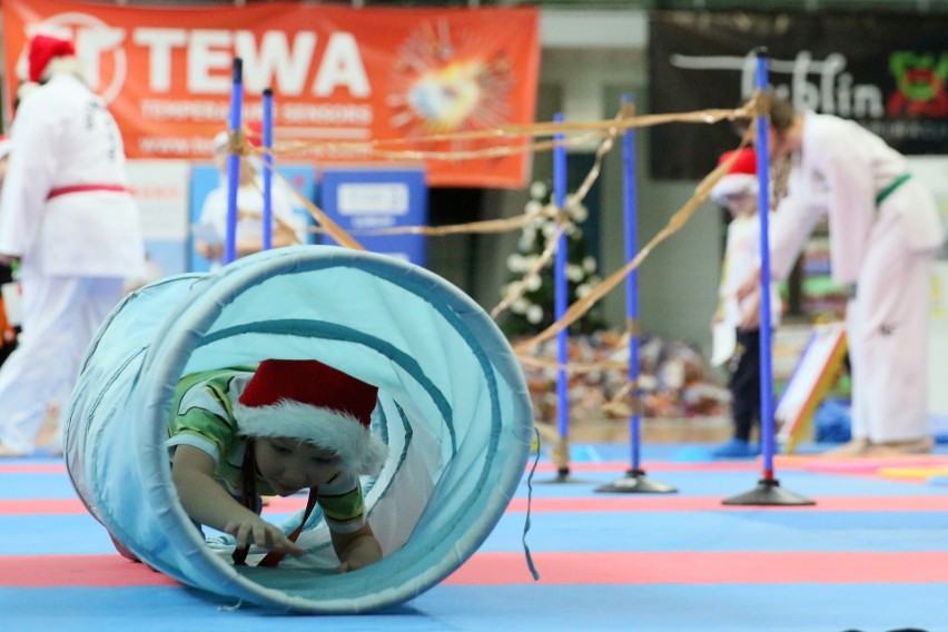 W lubelskiej hali MOSiR dzieci bawiły się na Turnieju Mikołajkowym Taekwon-Do