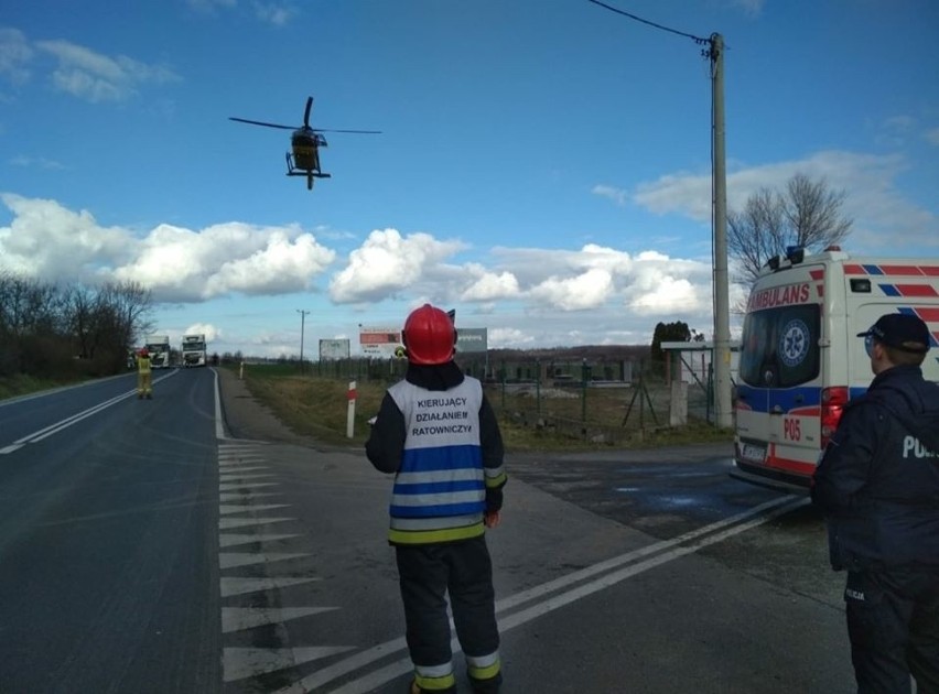 Wypadek w Strzegomiu. Zderzenie osobowego golfa z ciężarówką na krajowej piątce. Droga była całkowicie zablokowana