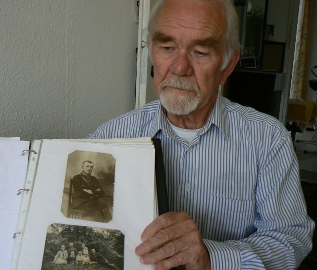 Tadeusz Mielczarek z fotografiami swojego ojca i rodziny.
