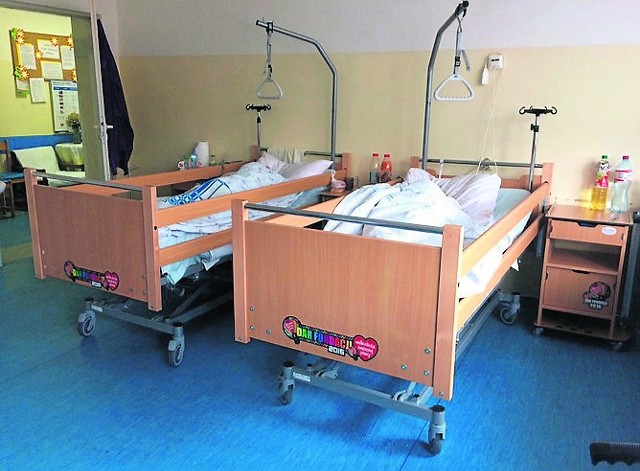 30 nowoczesnych łóżek z materacami z WOŚP trafiło już do monieckiego szpitala.