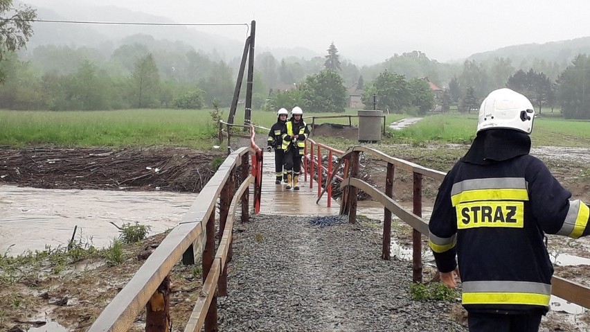 Kamyk. Strażacy z OSP Łapanów ratowali kładkę na Stradomce przed zerwaniem, usuwali dwa potężne konary - zobacz zdjęcia