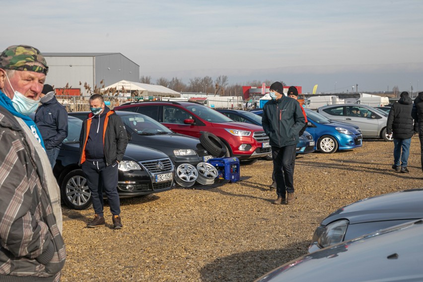 Kraków. Na giełdzie samochodowej na Rybitwach jest