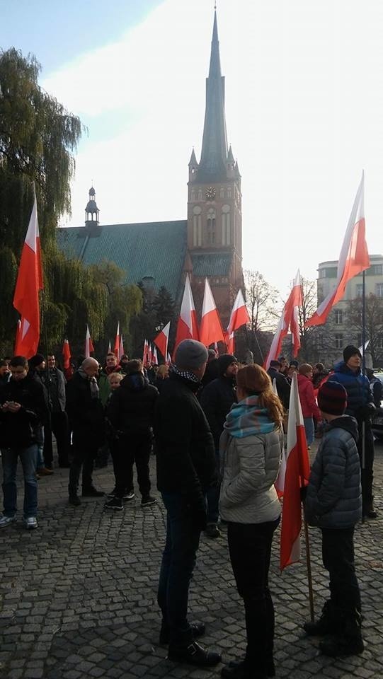 Szczeciński Marsz Niepodległości wyruszył z Placu Orła Białego [zdjęcia, wideo]