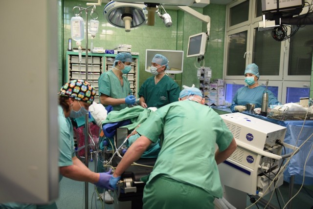 Przybyły z Amsterdamu doktor J. B. Tuynman zaprezentował w toruńskim szpitalu na Bielanach nowatorską technikę operacji raka odbytnicy. Metodę zwaną TAtME zastosowano u chorej na raka 45-letniej mieszkanki kujawsko-pomorskiego.Pokazowa operacja transmitowana była na żywo.