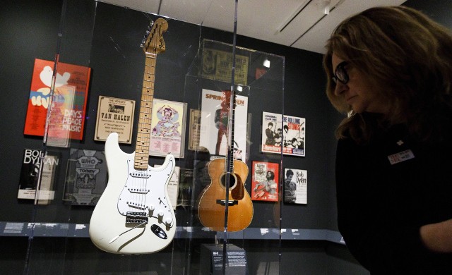 Po lewej (biała) gitara Jimmiego Hendrixsa na wystawie 'Play It Loud: Instruments of Rock & Roll' w Metropolitan Museum of Art w Nowym Yorku, USA, 01 kwiecień 2019.