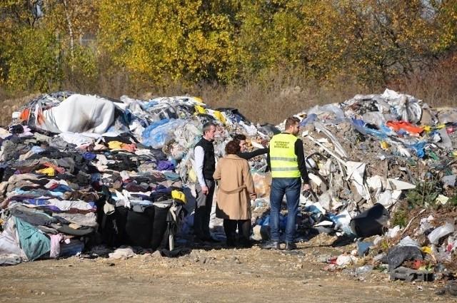 Do Sławkowa trafiły tony nielegalnych, niebezpiecznych odpadów. Mają zostać w końcu usunięte do 2026 rokuZobacz kolejne zdjęcia/plansze. Przesuwaj zdjęcia w prawo naciśnij strzałkę lub przycisk NASTĘPNE
