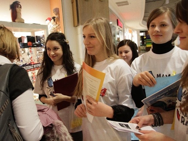 Dziewczyny przekonywały do profilaktyki chorób nowotworowych. Na zdjęciu od prawej: Paulina Kossakowska, Eliza Dąbrowska i Ewa Podgórska. Z tyłu: Paulina Husatow.
