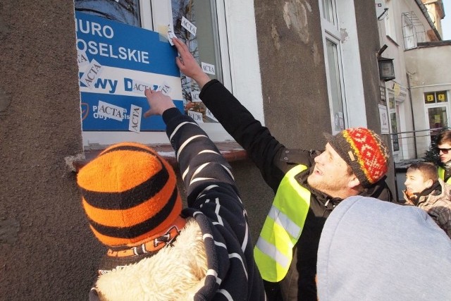 W lutym organizatorzy manifestacji w sprawie ACTA nakleili nalepki na oknach biura posłanki. I o to była cała sprawa w sądzie