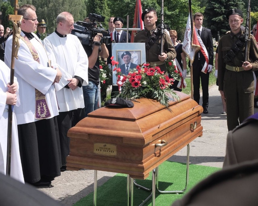 Na cmentarzu w Grębałowie odbył się pogrzeb śp. płk. Mieczysława Heroda