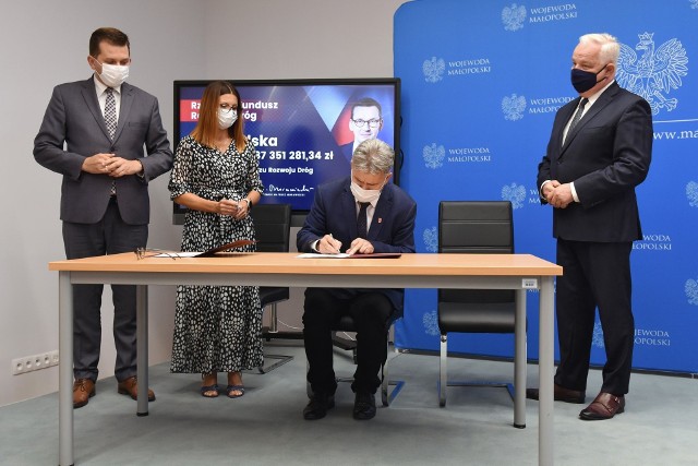 Samorządowcy z powiatu i gmin podkrakowskich podpisali umowy o dotacje z wojewodą Łukaszem Kmitą
