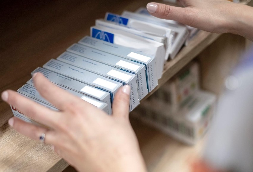 Od początku listopada w aptekach zmieniły się ceny 842 leków refundowanych. Zdrożały 297 preparatów na receptę 