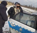 Rozbój pod Puławami: Groził kobiecie nożem - wpadł po policyjnym pościgu WIDEO