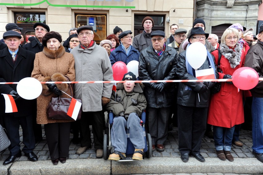 Fotografie składające się na książkę „Biało-Czerwona”...