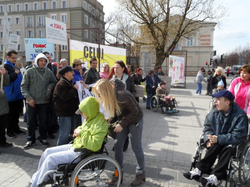 Protest rodziców dzieci niepełnosprawnych w Częstochowie