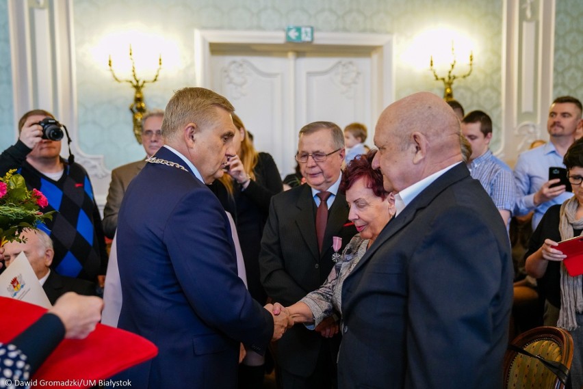 Złote gody 2020 w Pałacu Branickich w Białymstoku. Pary dostały medale na 50-lecie pożycia małżeńskiego (zdjęcia)