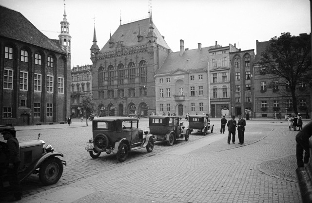 Przedwojenne taksówki na głównym toruńskim postoju, który znajdował się na Rynku Staromiejskim.