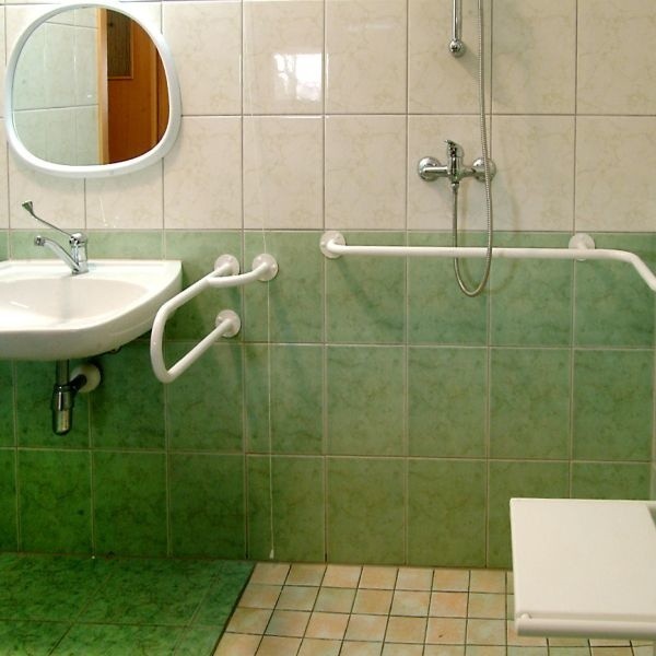 Uchwyty i poręcze muszą być stabilne - przyjmuje się, że powinny utrzymać trzykrotny ciężar osoby korzystającej z łazienki