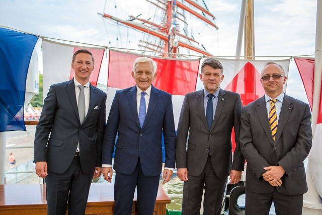 III Międzynarodowy Kongres Morski. Marszałek Olgierd Geblewicz wraz z europosłem, byłym premierem Jerzym Buzkiem