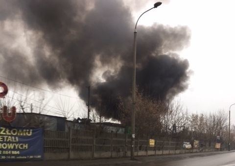 Pożar na terenie skupu złomu przy ul. Towarowej w Białymstoku wybuchł w środę po godzinie 15.30. Na miejsce wysłano dwa zastępy strażaków.