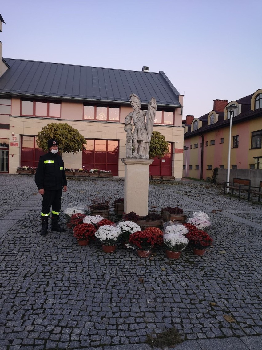 Nagłowice kolorowe i piękne od kwiatów. Miejscowość...