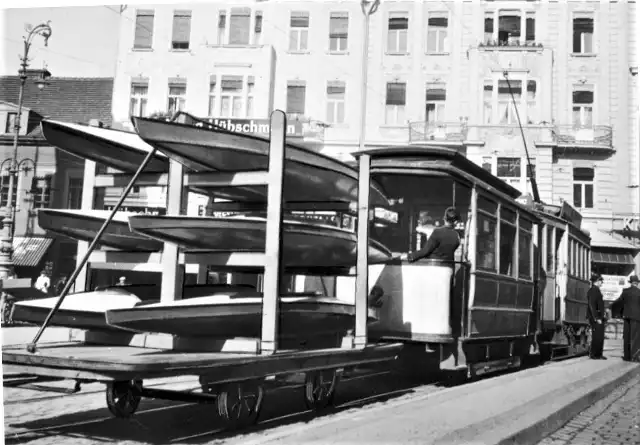 Tak przewożono kajaki w Bydgoszczy nad Brdę; do tego celu służyła specjalna przyczepka tramwajowa.