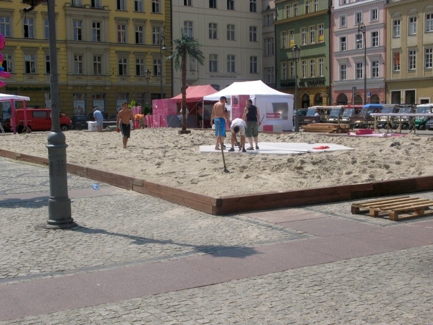 Wrocław: 180 ton piasku na placu Solnym. Powstaje plaża (ZDJĘCIA)