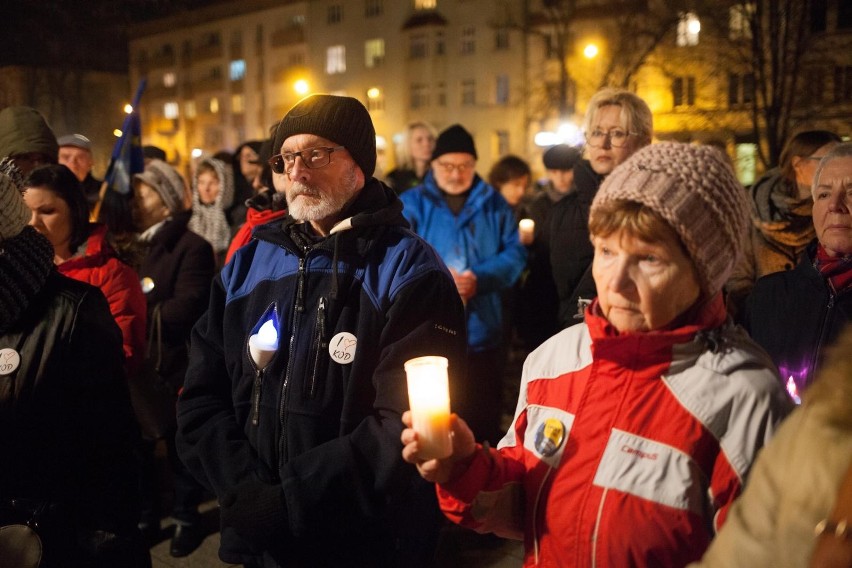 Protestujący trzymali w rękach zapalone świeczki, niektórzy...