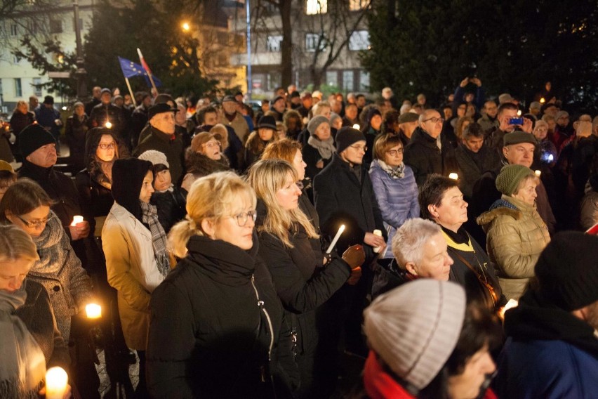 Protestujący trzymali w rękach zapalone świeczki, niektórzy...