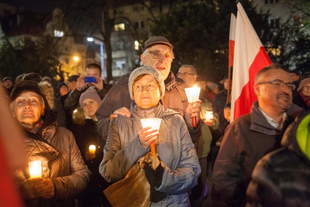 Protestujący trzymali w rękach zapalone świeczki, niektórzy przyszli z biało-czerwonymi flagami.