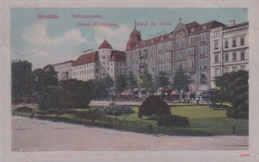 plac przed Dworcem Głównym, w drugim planie ul. Piłsudskiego...