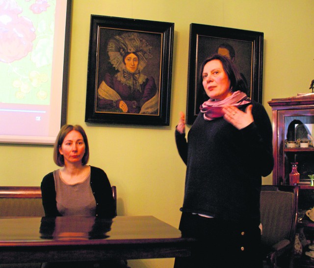 Autorki filmu Ewa Rozwadowska (z lewej) i Joanna Fido opowiedziały w muzeum w Przysusze, jak powstawał film.